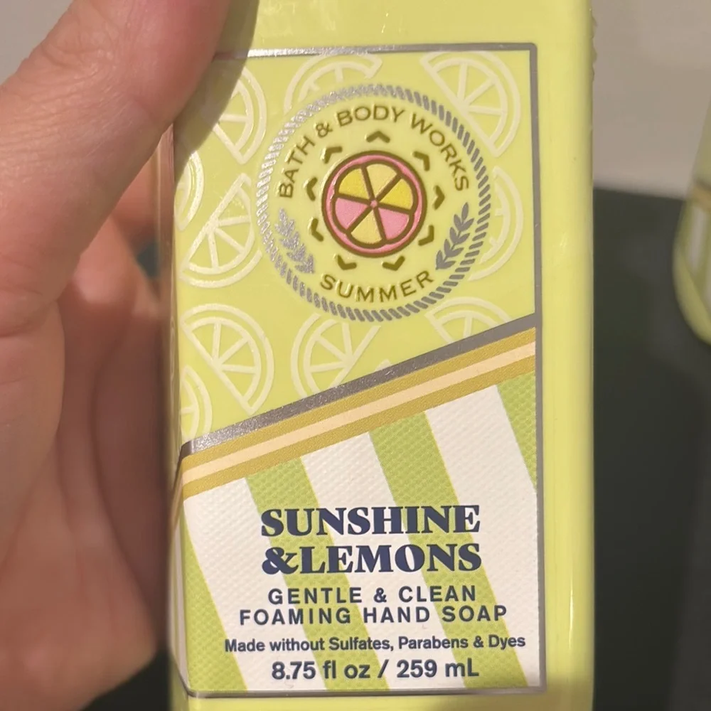 Bath & Body Works Sunshine & Lemons Foaming Hand Soap - Light Yellow